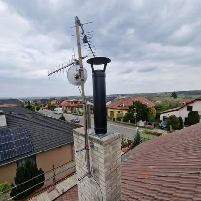 Nerezový komínový systém na fasádě domu