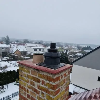 Nerezový komínový systém na fasádě domu